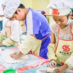 Kiedy dziecko powinno zacząć naukę samodzielności? Photo Child cooking