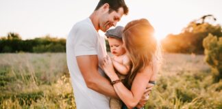 Jak spakować się na wycieczkę z dzieckiem i o niczym nie zapomnieć? Photo Family packing