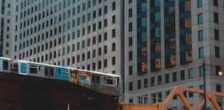 Jak przygotować dziecko do pierwszej podróży pociągiem? Photo Train-themed suitcase