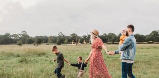 Jak tanio podróżować z dzieckiem i nie przepłacać? Photo Family vacation