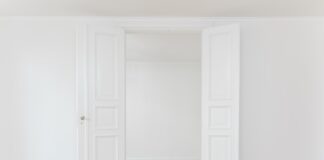 Minimalizm w rodzinie – jak ograniczyć ilość rzeczy i cieszyć się chwilą? Photo Clutter-free home