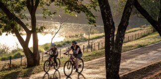 Jak zorganizować niezapomnianą rodzinną wyprawę rowerową? Photo Family biking