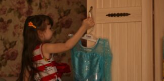 Jak przechowywać dziecięce ubranka i pamiątki w praktyczny sposób? Photo How to store childrens clothes and keepsakes in a practical way?