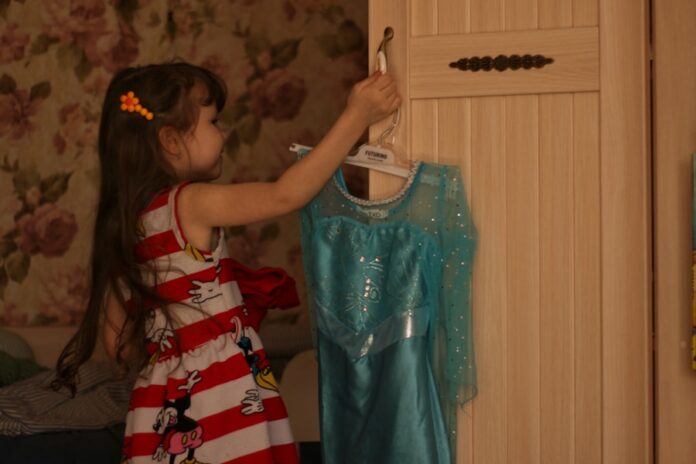 Photo How to store childrens clothes and keepsakes in a practical way?