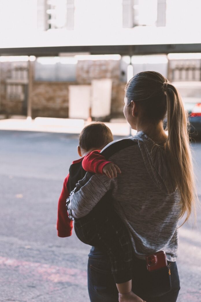 Photo "Is it worth hiring a nanny? Pros and cons"