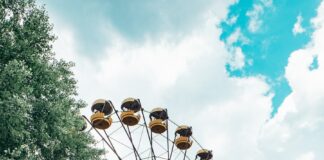 Gdzie w Polsce znajdziesz najlepsze parki rozrywki dla rodzin? Photo "Where in Poland can you find the best amusement parks for families?"