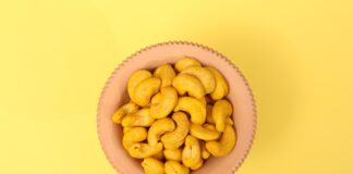 Jak zrobić domowe mleko roślinne dla dzieci? Photo Blender with nuts