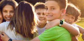 Bezpieczne wakacje dziecka – technologia, rozmowa i zdrowy rozsądek