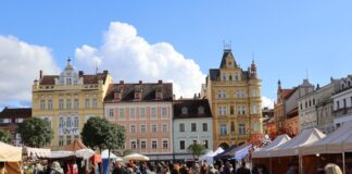Weekend w mieście – co zwiedzić z dzieckiem w Warszawie, Krakowie i Gdańsku? Photo Warsaw: Old Town Krakow: Wawel Castle Gdansk: Long Market